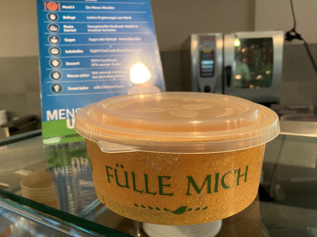 Bild: Ausgabe der Mehrwegschalen in der Mensa Schneidershof