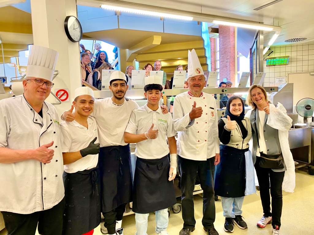 Bild: Ungewöhnliches Praktikum in der Mensa vom Studiwerk Trier