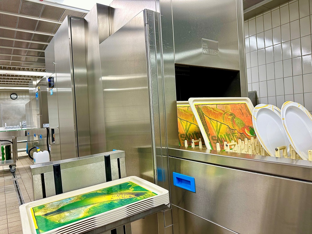 Bild: Erste Bilanz: neue Geschirrspültechnik im Studiwerk Trier fördert Klimaschutz